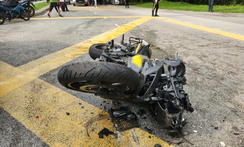 Pelajar Tingkatan 4 maut motosikal rempuh kereta