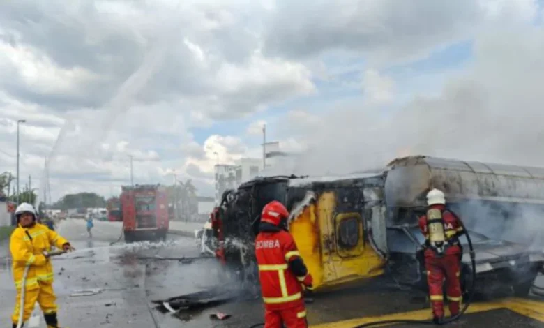 4 cedera nahas 3 kenderaan terbakar