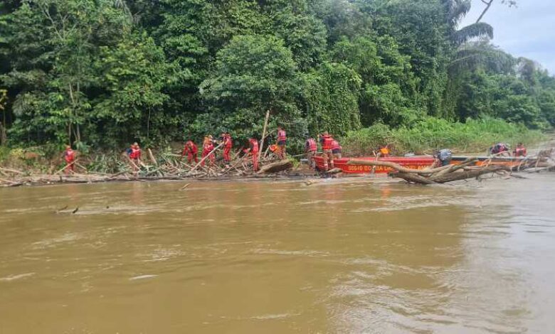 Adik dikhuatiri lemas, abang terselamat hanyut dalam bot Oleh Amir Hamzah Nordin - Februari 5, 2025 @ 11:11pm bhnews@bh.com.my facebook sharing buttonwhatsapp sharing buttontwitter sharing button Anggota Balai Bomba dan Penyelamat (BBP) Raub melakukan kerja mencari dan menyelamat lelaki berusia 22 tahun dikhuatiri lemas di Sungai Batu Talam, Kampung Badang, Jalan Cheroh. - Foto BBP Raub Anggota Balai Bomba dan Penyelamat (BBP) Raub melakukan kerja mencari dan menyelamat lelaki berusia 22 tahun dikhuatiri lemas di Sungai Batu Talam, Kampung Badang, Jalan Cheroh. - Foto BBP Raub RAUB : Lelaki berusia 22 tahun dikhuatiri lemas di Sungai Batu Talam, Kampung Badang, Jalan Cheroh, dekat sini pada jam 4.08 petang, semalam. Penolong Pengarah Operasi Jabatan Bomba dan Penyelamat Malaysia (JBPM) Pahang, Mohd Salahuddin Isa berkata, mangsa yang dikhuatiri lemas, Ahmad Khairul Nizam Sudin berusia 22 tahun. Katanya, abang mangsa, Muhamad Tarmizi Sudin (23) terselamat kerana hanyut bersama bot jenis gentian kaca tanpa enjin. "Sejurus menerima panggilan kecemasan, pasukan Balai Bomba dan Penyelamat (BBP) Raub dengan tujuh anggota diketuai oleh Komander Operasi, Asmadi Dahlan tiba di tempat kejadian terus melakukan operasi pencarian secara di permukaan air di kawasan sekitar tebing sungai itu. Disyorkan Tuduhan terhadap ibu bapa Zayn Rayyan tak cacat, ikut undang-undang Jika disengat haiwan berbisa, apa harus dilakukan Padah beli air tebu Suami bakar kereta isteri kerana sengketa rumah tangga Khidmat Unit Anjing Pengesan K9 JBPM dari Jalan Klang Lama Kuala Lumpur turut hadir membantu mengesan mangsa. - Foto BBP Raub Khidmat Unit Anjing Pengesan K9 JBPM dari Jalan Klang Lama Kuala Lumpur turut hadir membantu mengesan mangsa. - Foto BBP Raub "Mangsa yang lemas masih belum dijumpai, komander operasi melaporkan abang mangsa selamat berada di atas bot fiber tanpa enjin dan hanyut," katanya. Katanya, operasi mencari dan menyelamat (SAR) dihentikan pada jam 8 malam ini dan pencarian akan diteruskan pagi esok. Polis seramai 10 anggota dan anggota Angkatan Pertahanan Awam Malaysia (APM) serta 10 orang awam turut menyertai operasi di lokasi. Salahuddin berkata, setakat ini, sebanyak lima kes lemas berlaku di Pahang sejak awal 2025 iaitu di Jerantut, Kuala Rompin, Tasik Bera, Kuantan dan di Raub. "Orang ramai dinasihatkan cuba menjauhi aktiviti mandi manda atau melakukan aktiviti di air di tempat merbahaya kerana Musim Monsun Timur Laut (MTL) masih belum reda," katanya.