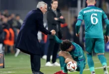 MOURINHO (kiri) membantu pemain Anderlecht, Theo Leoni pada perlawanan pertama play-off, 13 Februari lalu. FOTO REUTERS