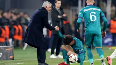 MOURINHO (kiri) membantu pemain Anderlecht, Theo Leoni pada perlawanan pertama play-off, 13 Februari lalu. FOTO REUTERS