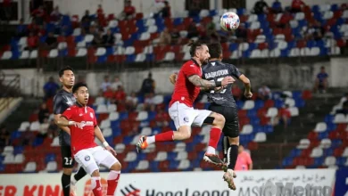 TANDUKAN pemain Sabah FC, Miguel Angel Garrido Cifuentes (dua kanan) digagalkan oleh pemain Sri Pahang FC, Muhamad Baqiudin Shamsuddin ketika beraksi dalam saingan Liga Super di Stadium Likas. -FOTO Mohd Adam Arinin