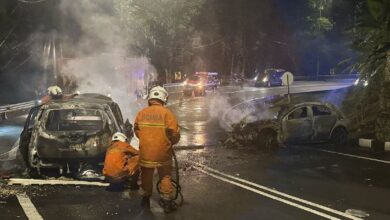 Kereta terbakar selepas berlanggar, lapan termasuk lima sekeluarga selamat