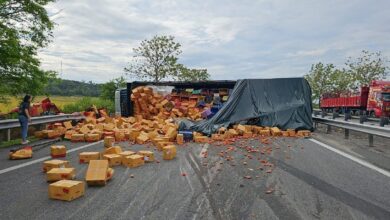 Trak bersama lori ditunda terbalik, kotak berisi tomato berselerak di lebuh raya