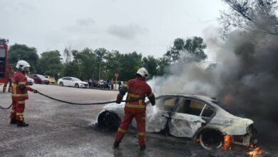 Pemilik kereta terselamat, kereta tiba-tiba terbakar