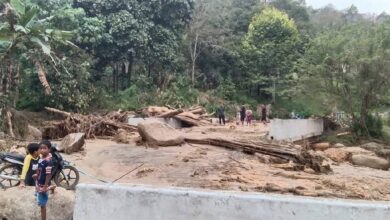 Kepala air hanyut kayu balak, tutup laluan utama