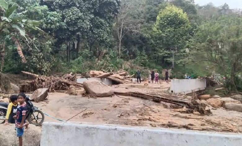 Kepala air hanyut kayu balak, tutup laluan utama