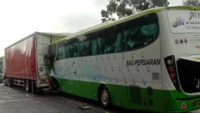 Pemandu parah bas bawa 20 pelancong China langgar belakang treler