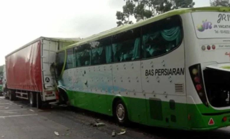 Pemandu parah bas bawa 20 pelancong China langgar belakang treler