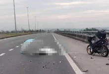 Penunggang motosikal maut langgar belakang lori