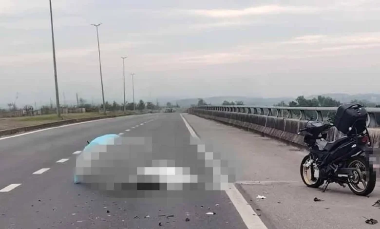 Penunggang motosikal maut langgar belakang lori