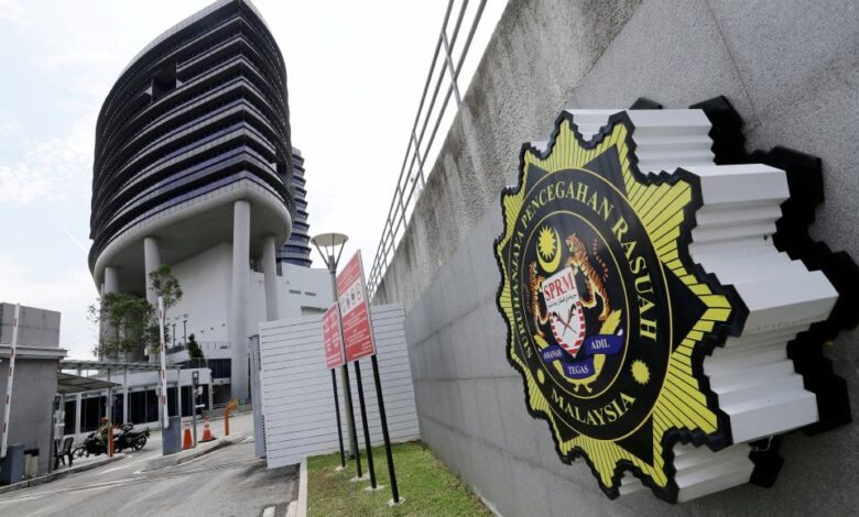 Isu bekal papan pintar interaktif: Bekas pegawai Ahli Parlimen dibebas dengan jaminan SPRM