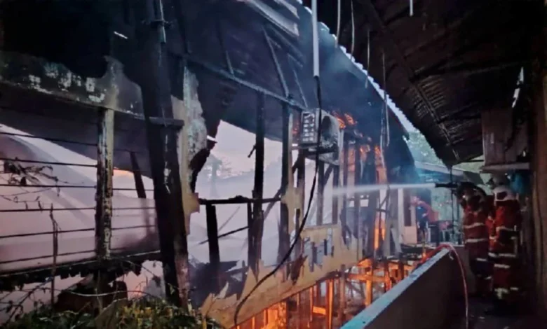 Tiga rumah hangus menjelang waktu berbuka puasa