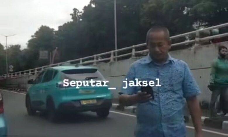 Pemandu e-hailing, teksi saling bertumbuk