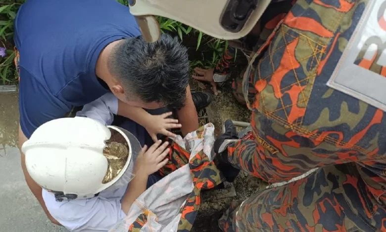 Murid lelaki cedera, kaki tersepit pada jeriji penutup longkang