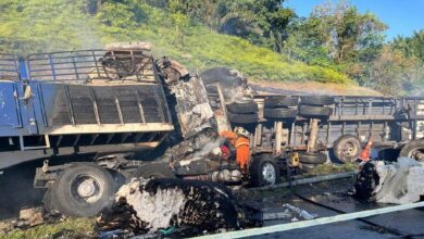 Dua beranak rentung treler dipandu bapa rempuh belakang treler muatan kapas