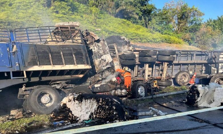 Dua beranak rentung treler dipandu bapa rempuh belakang treler muatan kapas