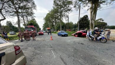 Dua kereta bertembung, seorang maut, tiga lagi cedera