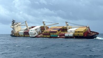 Kapal kontena bawa muatan berbahaya karam