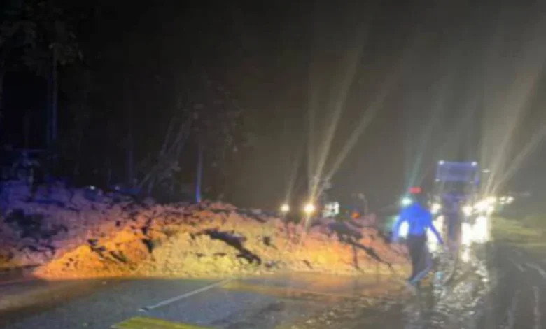 Tebing runtuh halang laluan di KM27 Jalan Gua Musang-Kuala Krai
