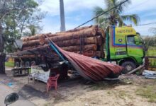 Pemandu pitam, lori muatan balak terbabas rempuh kereta, kedai makan dan pagar sekolah