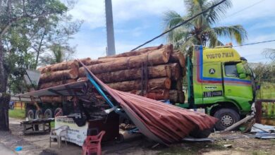 Pemandu pitam, lori muatan balak terbabas rempuh kereta, kedai makan dan pagar sekolah