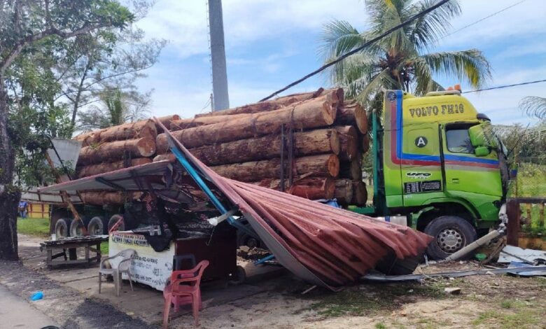 Pemandu pitam, lori muatan balak terbabas rempuh kereta, kedai makan dan pagar sekolah