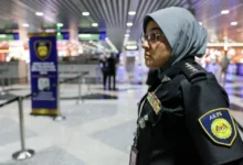 AKPS memeriksa 300 individu dari pelbagai negara melalui operasi dijalankan di KLIA. -NSTP/ASWADI ALIAS