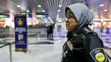 AKPS memeriksa 300 individu dari pelbagai negara melalui operasi dijalankan di KLIA. -NSTP/ASWADI ALIAS