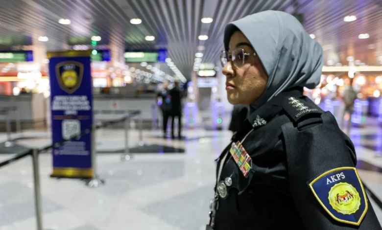 AKPS memeriksa 300 individu dari pelbagai negara melalui operasi dijalankan di KLIA. -NSTP/ASWADI ALIAS