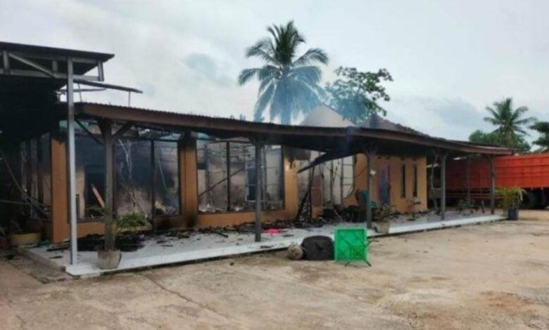 Penduduk bakar rumah ketua kampung seleweng beras