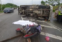 Pegawai JPJ maut motosikal rempuh lori terbalik