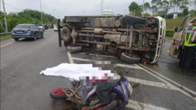Pegawai JPJ maut motosikal rempuh lori terbalik