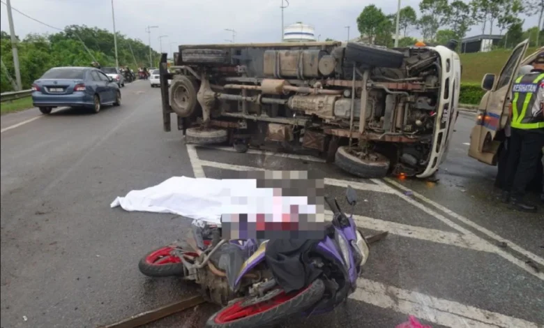 Pegawai JPJ maut motosikal rempuh lori terbalik