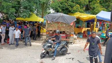 Lelaki maut selepas lori rempuh motosikal ditunggang, gerai penjaja, pagar masjid