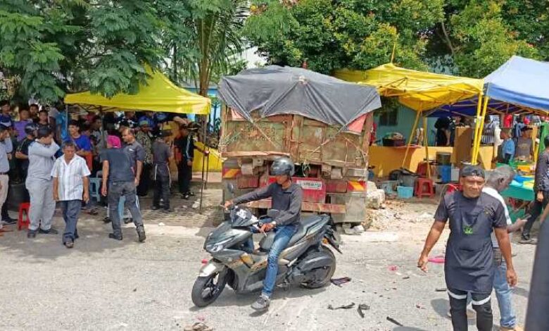 Lelaki maut selepas lori rempuh motosikal ditunggang, gerai penjaja, pagar masjid