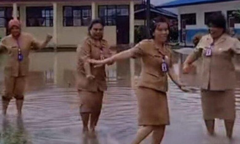 Sekolah banjir, pengetua sakan berjoget