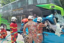 Tiga maut bas ekspres bertembung kereta