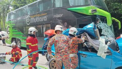 Tiga maut bas ekspres bertembung kereta