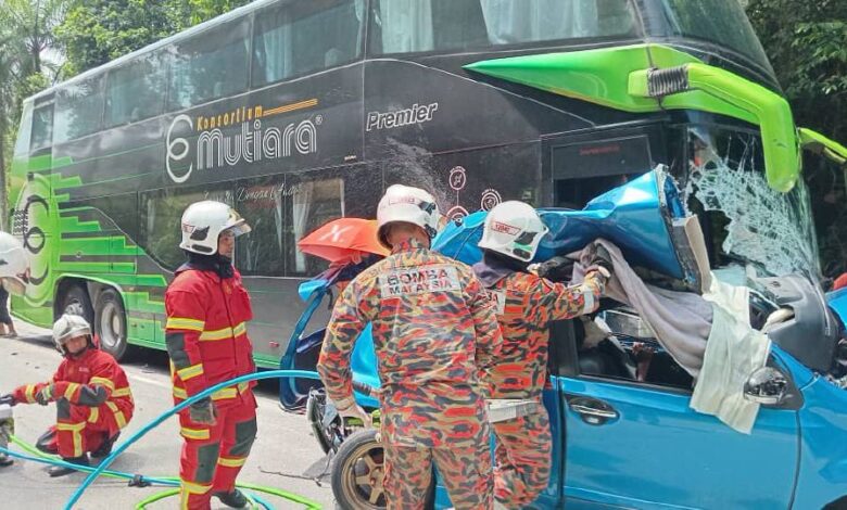 Tiga maut bas ekspres bertembung kereta