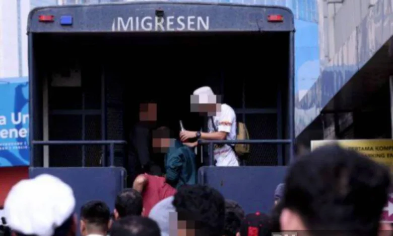 Sebahagian daripada warga asing yang ditahan dalam Op Kutip di sebuah pusat beli-belah di Jalan TAR, petang tadi. - NSTP/HAIRUL ANUAR RAHIM