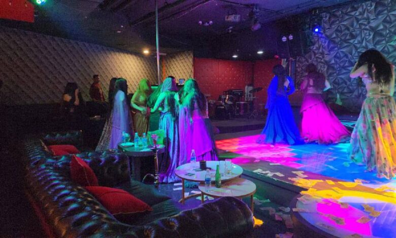 Pusat hiburan ala Bollywood di kompleks beli belah usang diserbu