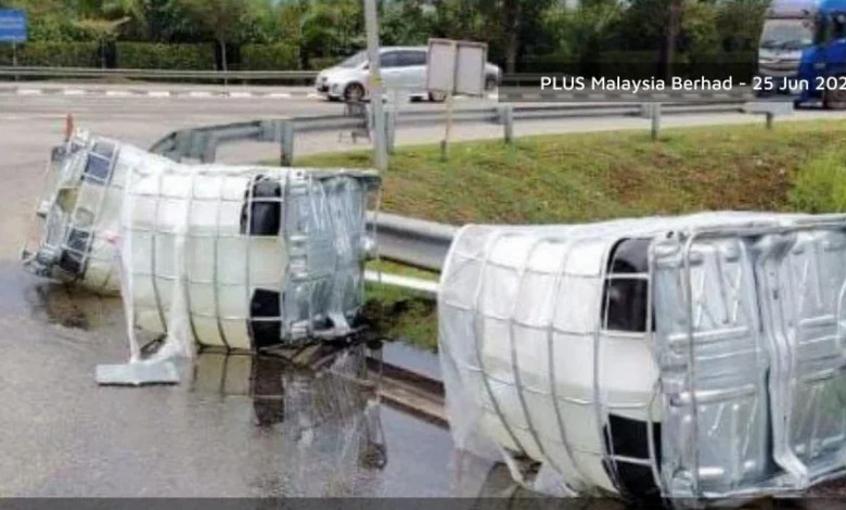 3 tong bahan kimia tumpah, susur masuk plaza tol Ayer Hitam ditutup