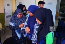 "Saya dengar dua cucu menangis, mengadu sakit dan meminta tolong..." - Nenek mangsa kemalangan maut Oleh Asrol Awang - Jun 18, 2025 @ 3:02pm facebook sharing buttonwhatsapp sharing buttontwitter sharing button Suasana pilu di Unit Forensik Hospital Pekan, susulan kemalangan maut yang mengorbankan suami isteri di Pekan. - NSTP/ Asrol Awang Suasana pilu di Unit Forensik Hospital Pekan, susulan kemalangan maut yang mengorbankan suami isteri di Pekan. - NSTP/ Asrol Awang PEKAN: "Saya dengar dua cucu menangis, mengadu sakit dan meminta tolong. Cucu perempuan yang buat panggilan video pula tidak bercakap." Situasi menyayat hati itu dikongsi Som Hamzah, 65, ketika menceritakan kembali detik cucunya membuat panggilan video sejurus kereta dinaiki mereka terbabit kemalangan di Jalan Kuantan-Segamat dekat Kampung Batu Lapan, Lepar, di sini, malam tadi. Kemalangan itu menyebabkan Jamal Azizul Samat, 44, yang juga anak kepada Som dan isteri, Lizawati Abdullah, 41, maut, manakala tiga anak mereka berusia antara enam hingga 17 tahun parah. "Makcik tahu anak, menantu dan tiga cucu terbabit kemalangan sebaik menjawab panggilan video seorang daripadanya mereka. Disyorkan Pelakon dan penyanyi terkenal tiba di mahkamah Putrajaya 2 beranak mengaku curi barang pasar raya didenda RM2,000 seorang Sheila syukur Kayda Aziz bertunang Ahli Majlis PBT dituduh merogol "Ketika panggilan video itu dia tidak mengetahui keadaan terutama anak dan menantunya sudah meninggal dunia dalam kemalangan itu," katanya. Pause Next Mute Current Time 0:08 / Duration 1:01 Fullscreen Som berkata, ketika kejadian lima beranak itu dalam perjalanan pulang dari Taman Sepakat, di sini ke rumah mereka di Muadzam Shah, Rompin. "Mereka ke rumah anak saya iaitu adik Jamal Azizul untuk makan pulut santan durian. Durian itu dibeli arwah berharga lebih RM300 dan arwah berpuas hati dapat makan bersama keluarga. "Arwah memang teringin sangat makan durian dan alhamdulillah hajatnya sampai. Arwah juga sempat bergurau," katanya ketika ditemui di Unit Forensik Hospital Pekan, di sini. Ditanya sama ada terdapat sebarang tanda mencurigakan sebelum kemalangan, Som berkata dia menyedari anak dan menantunya menciumnya terlalu lama sebelum bergerak. Sementara itu, ibu Lizawati, Siti Manap menerima dan reda dengan kejadian menimpa anak dan menantunya itu. "Saya boleh terima dan reda kerana kita juga akan di situ (meninggal dunia) juga kerana Allah SWT. Kita nak kata apa, sudah tertulis dan saya terima dengan seadanya. "Sebenarnya, arwah Lizawati ini seorang anak yang suka berahsia dan pendiam. Kali terakhir bertemu pada Jun tahun lalu dan hanya berhubung melalui telefon," katanya. Jenazah suami isteri itu akan dikebumikan dalam satu liang di Tanah Perkuburan Islam FELDA Chini Timur 1, di sini.
