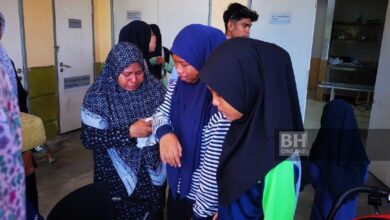 "Saya dengar dua cucu menangis, mengadu sakit dan meminta tolong..." - Nenek mangsa kemalangan maut Oleh Asrol Awang - Jun 18, 2025 @ 3:02pm facebook sharing buttonwhatsapp sharing buttontwitter sharing button Suasana pilu di Unit Forensik Hospital Pekan, susulan kemalangan maut yang mengorbankan suami isteri di Pekan. - NSTP/ Asrol Awang Suasana pilu di Unit Forensik Hospital Pekan, susulan kemalangan maut yang mengorbankan suami isteri di Pekan. - NSTP/ Asrol Awang PEKAN: "Saya dengar dua cucu menangis, mengadu sakit dan meminta tolong. Cucu perempuan yang buat panggilan video pula tidak bercakap." Situasi menyayat hati itu dikongsi Som Hamzah, 65, ketika menceritakan kembali detik cucunya membuat panggilan video sejurus kereta dinaiki mereka terbabit kemalangan di Jalan Kuantan-Segamat dekat Kampung Batu Lapan, Lepar, di sini, malam tadi. Kemalangan itu menyebabkan Jamal Azizul Samat, 44, yang juga anak kepada Som dan isteri, Lizawati Abdullah, 41, maut, manakala tiga anak mereka berusia antara enam hingga 17 tahun parah. "Makcik tahu anak, menantu dan tiga cucu terbabit kemalangan sebaik menjawab panggilan video seorang daripadanya mereka. Disyorkan Pelakon dan penyanyi terkenal tiba di mahkamah Putrajaya 2 beranak mengaku curi barang pasar raya didenda RM2,000 seorang Sheila syukur Kayda Aziz bertunang Ahli Majlis PBT dituduh merogol "Ketika panggilan video itu dia tidak mengetahui keadaan terutama anak dan menantunya sudah meninggal dunia dalam kemalangan itu," katanya. Pause Next Mute Current Time 0:08 / Duration 1:01 Fullscreen Som berkata, ketika kejadian lima beranak itu dalam perjalanan pulang dari Taman Sepakat, di sini ke rumah mereka di Muadzam Shah, Rompin. "Mereka ke rumah anak saya iaitu adik Jamal Azizul untuk makan pulut santan durian. Durian itu dibeli arwah berharga lebih RM300 dan arwah berpuas hati dapat makan bersama keluarga. "Arwah memang teringin sangat makan durian dan alhamdulillah hajatnya sampai. Arwah juga sempat bergurau," katanya ketika ditemui di Unit Forensik Hospital Pekan, di sini. Ditanya sama ada terdapat sebarang tanda mencurigakan sebelum kemalangan, Som berkata dia menyedari anak dan menantunya menciumnya terlalu lama sebelum bergerak. Sementara itu, ibu Lizawati, Siti Manap menerima dan reda dengan kejadian menimpa anak dan menantunya itu. "Saya boleh terima dan reda kerana kita juga akan di situ (meninggal dunia) juga kerana Allah SWT. Kita nak kata apa, sudah tertulis dan saya terima dengan seadanya. "Sebenarnya, arwah Lizawati ini seorang anak yang suka berahsia dan pendiam. Kali terakhir bertemu pada Jun tahun lalu dan hanya berhubung melalui telefon," katanya. Jenazah suami isteri itu akan dikebumikan dalam satu liang di Tanah Perkuburan Islam FELDA Chini Timur 1, di sini.
