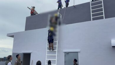 Pelancong China berenang dalam tangki air kondominium