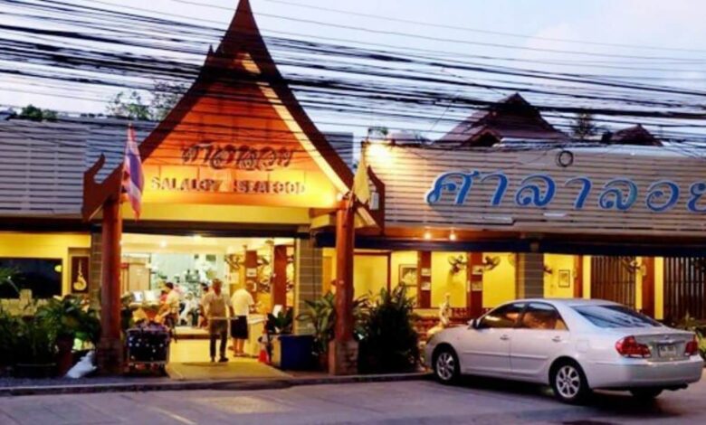 Pemilik tangkap pelancong wanita buang air besar di luar restoran