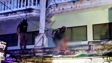 Lelaki bertafakur atas bumbung bangunan