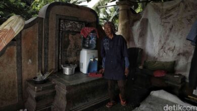 Pemandu ditegah berhenti tepi jalan, tunggu waktu bebas tol