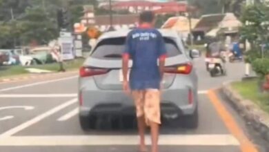 Lelaki berkelakuan aneh di lampu isyarat